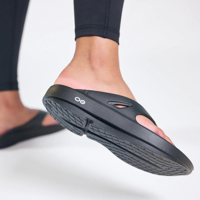 OOFOS OOriginal Sandal - Lightweight Recovery Footwear - Reduces Stress on Feet, Joints & Back - Machine Washable 7 Women/5 Men Black